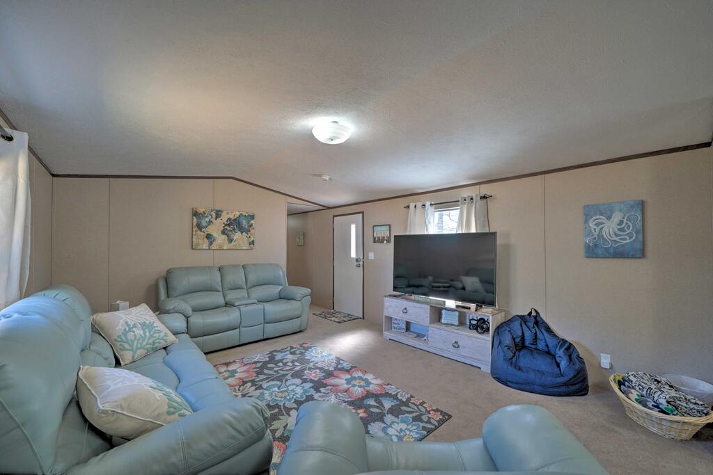 Pet-Friendly Getaway  Mi To Oak Island Beach - thumb 1