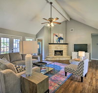 Renovated Home Nestled on Cibolo Creek with Fire Pit - Accommodation Indiana