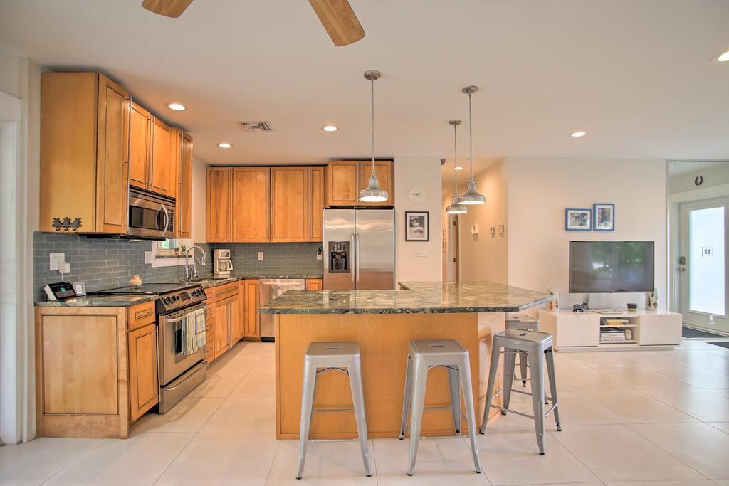 Renovated Oakland Park Home With Yard, Patio And Pool! - thumb 3