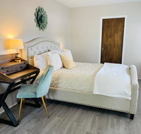 Serene Colorful & Fluffy = Cozy Stay in Nob Hill - Accommodation Indiana