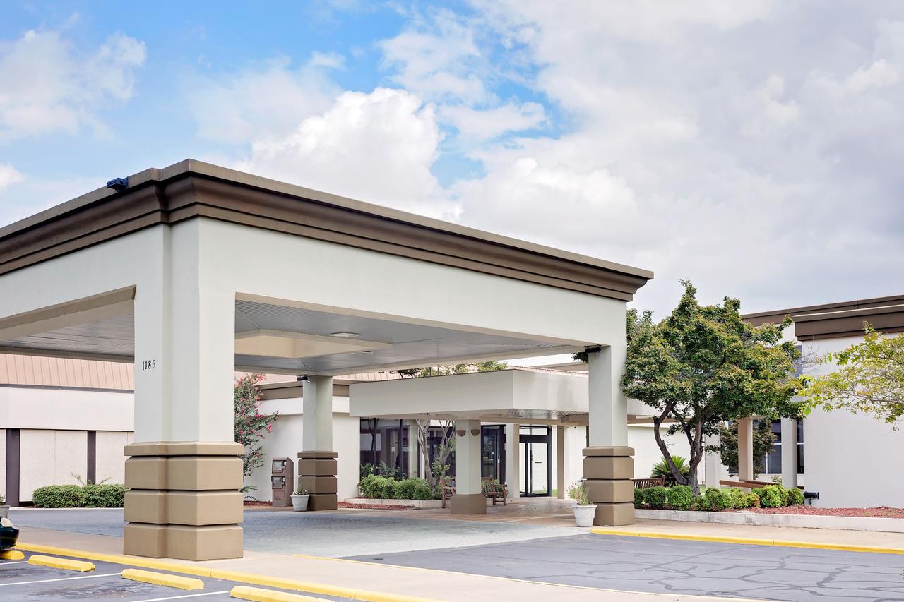 Days Inn By Wyndham Montgomery Near AUM - thumb 5