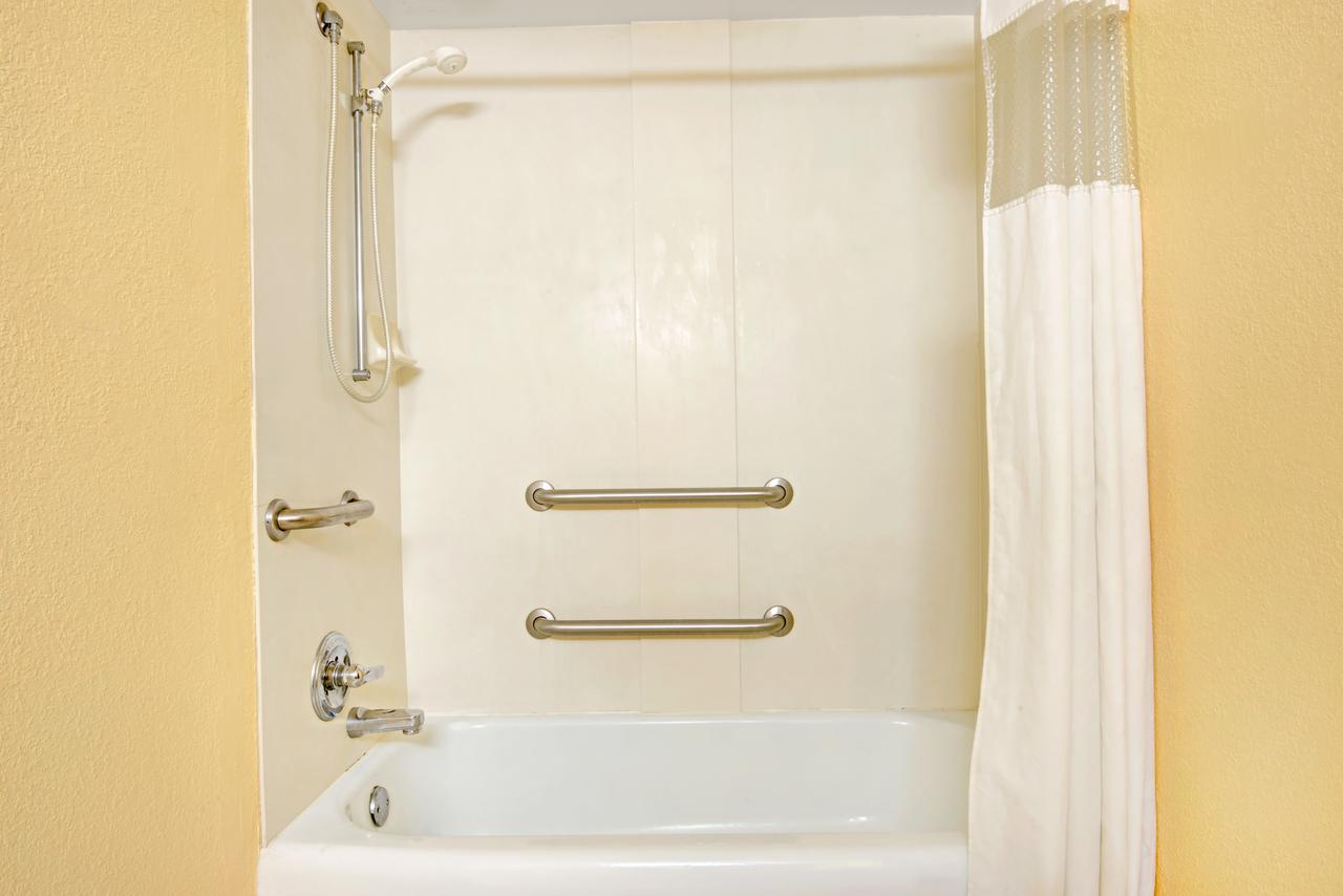 Days Inn By Wyndham Montgomery Near AUM - thumb 21