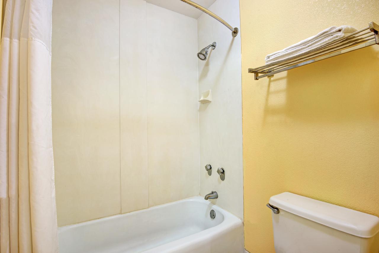 Days Inn By Wyndham Montgomery Near AUM - thumb 22