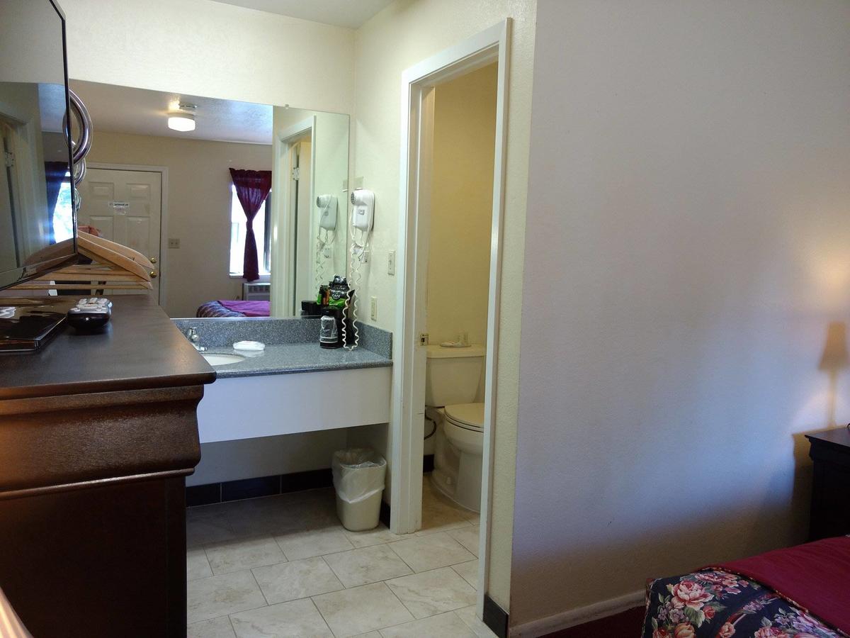 Travelers Motel - thumb 39