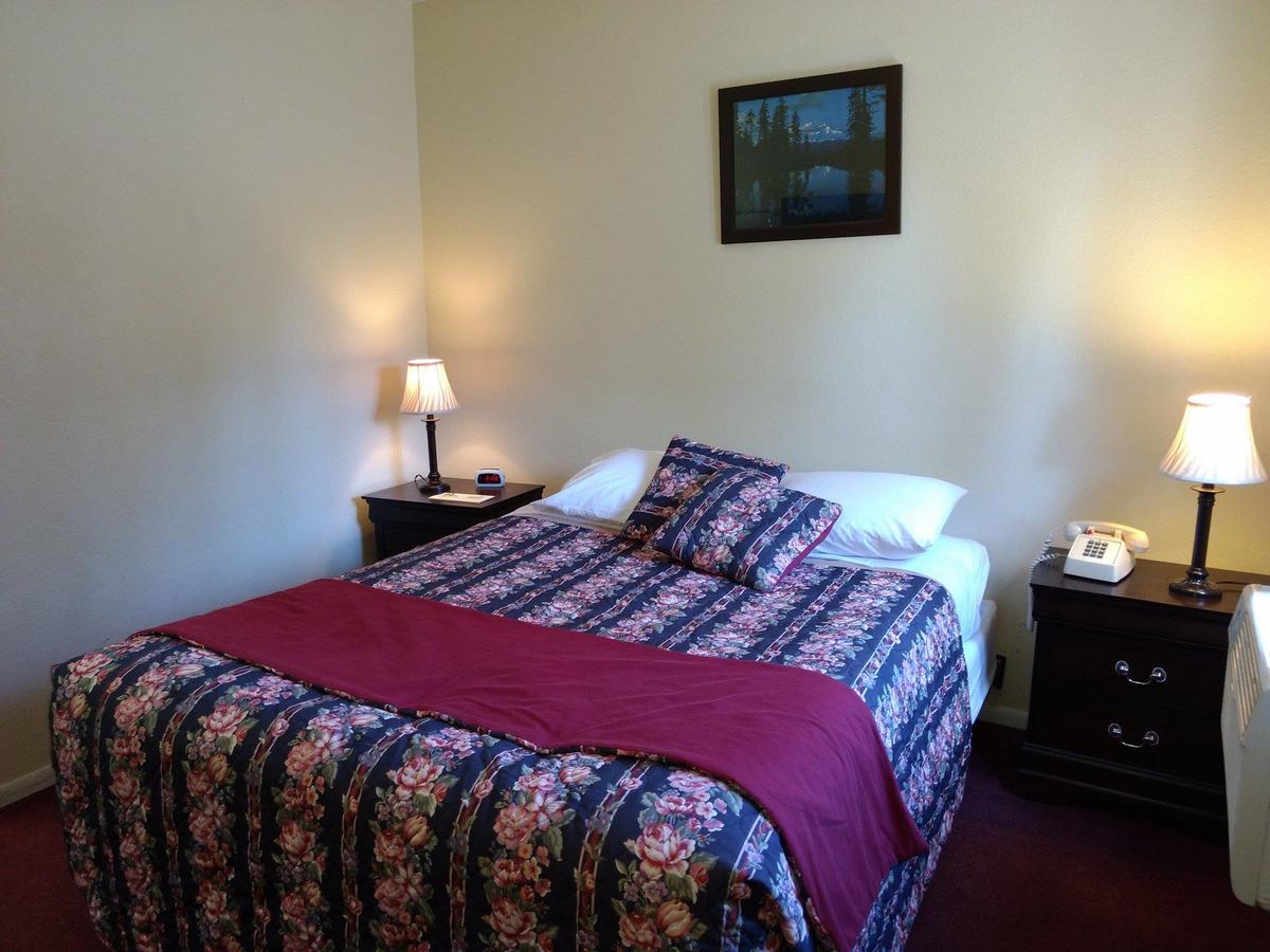 Travelers Motel - thumb 32