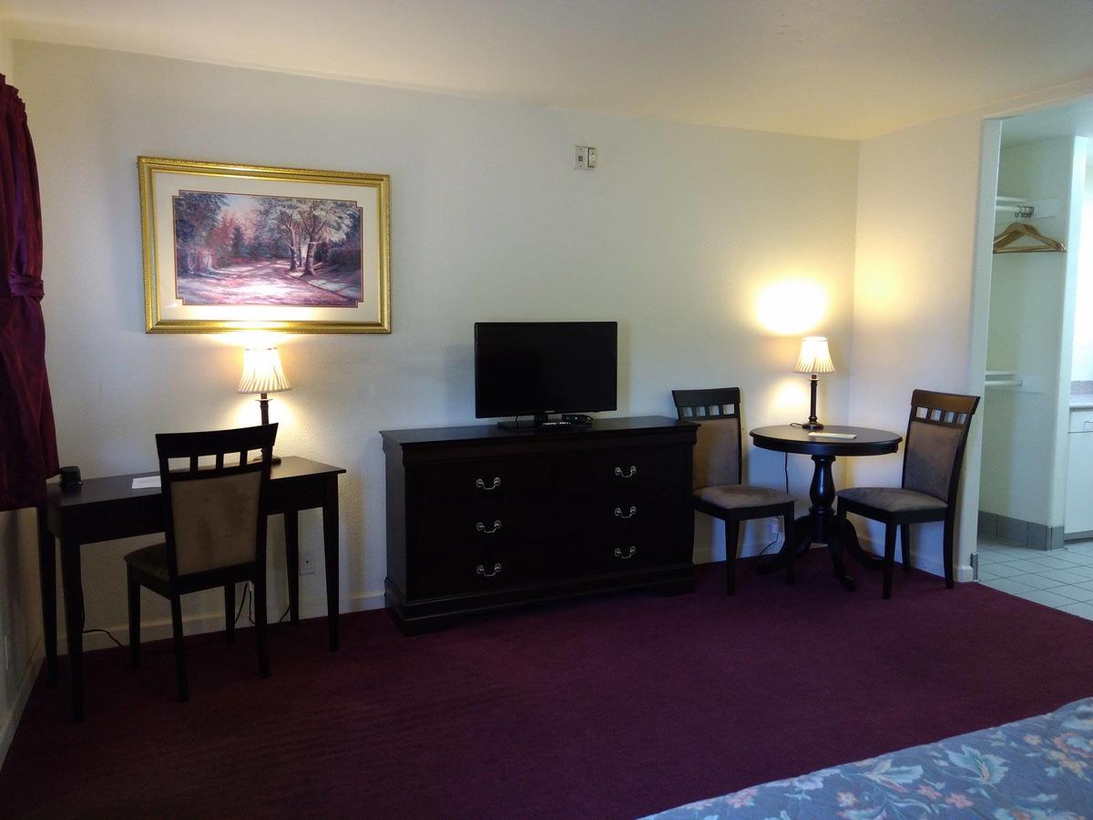 Travelers Motel - thumb 40