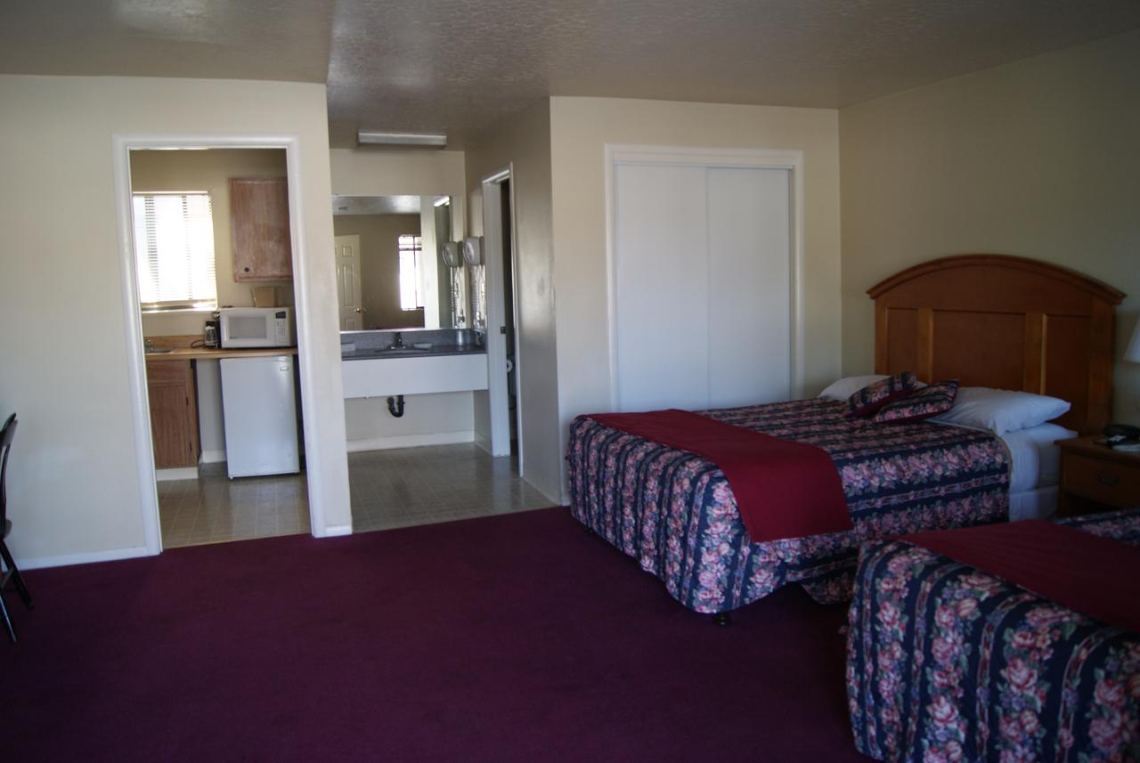 Travelers Motel - thumb 44
