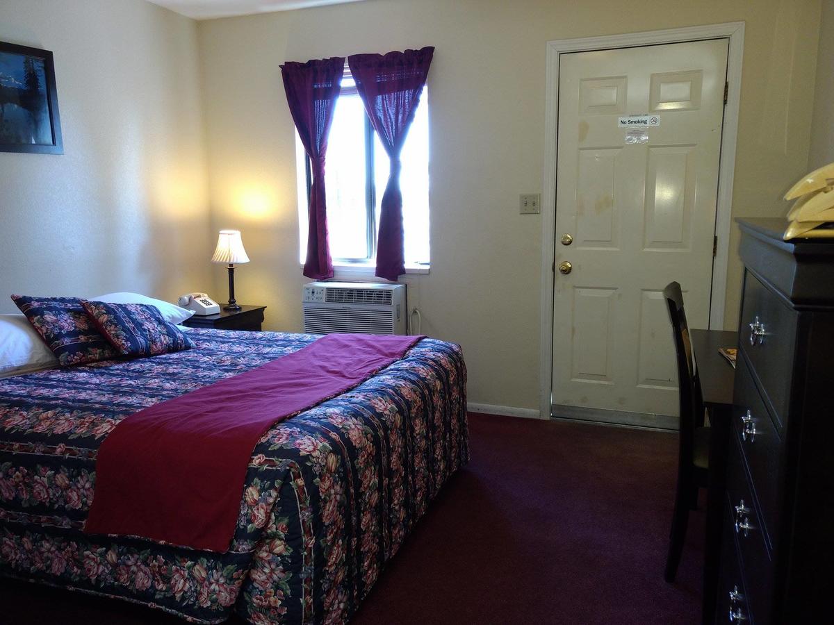 Travelers Motel - thumb 37