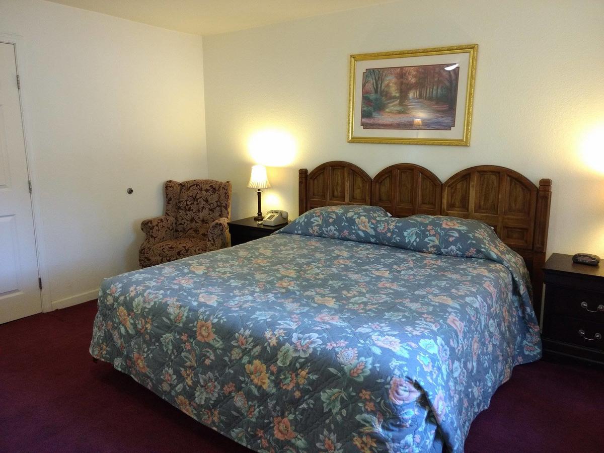 Travelers Motel - thumb 34