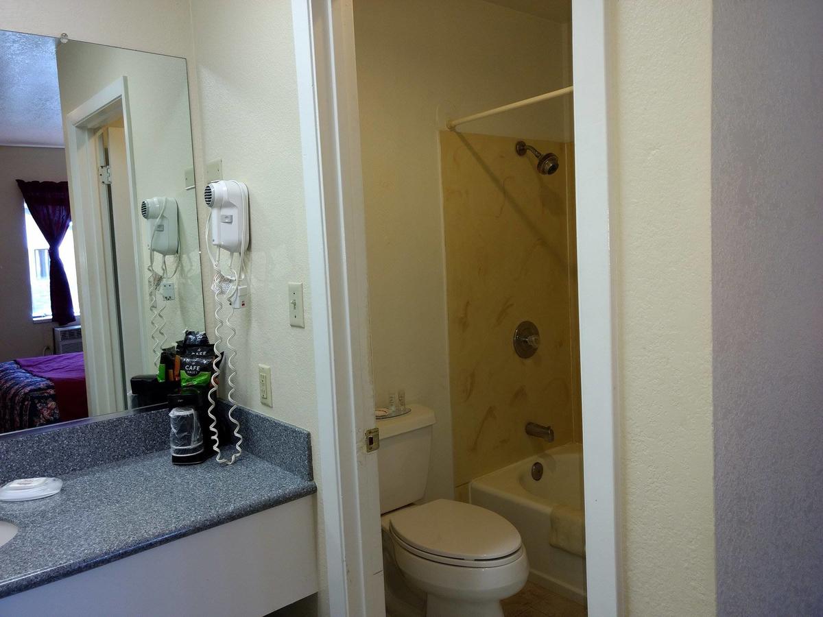 Travelers Motel - thumb 38