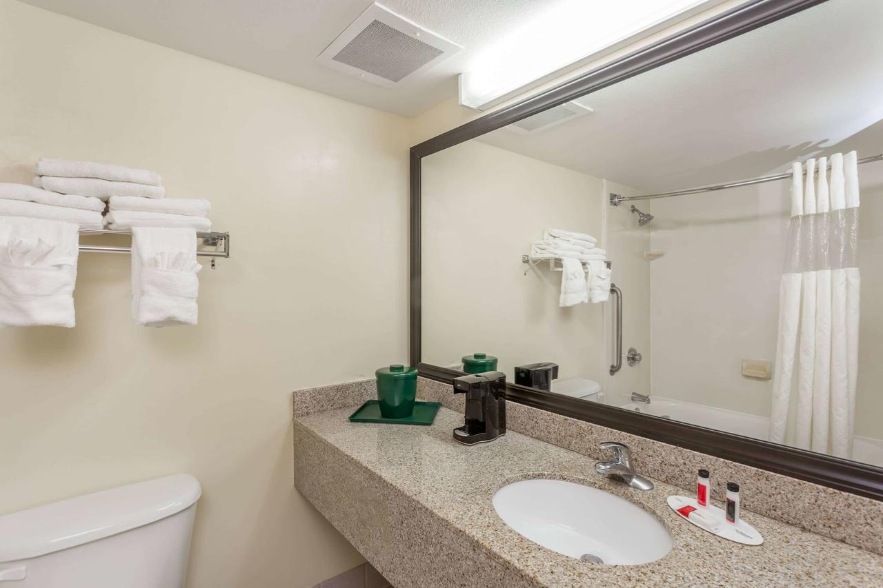 Baymont By Wyndham Fort Myers Airport - thumb 34