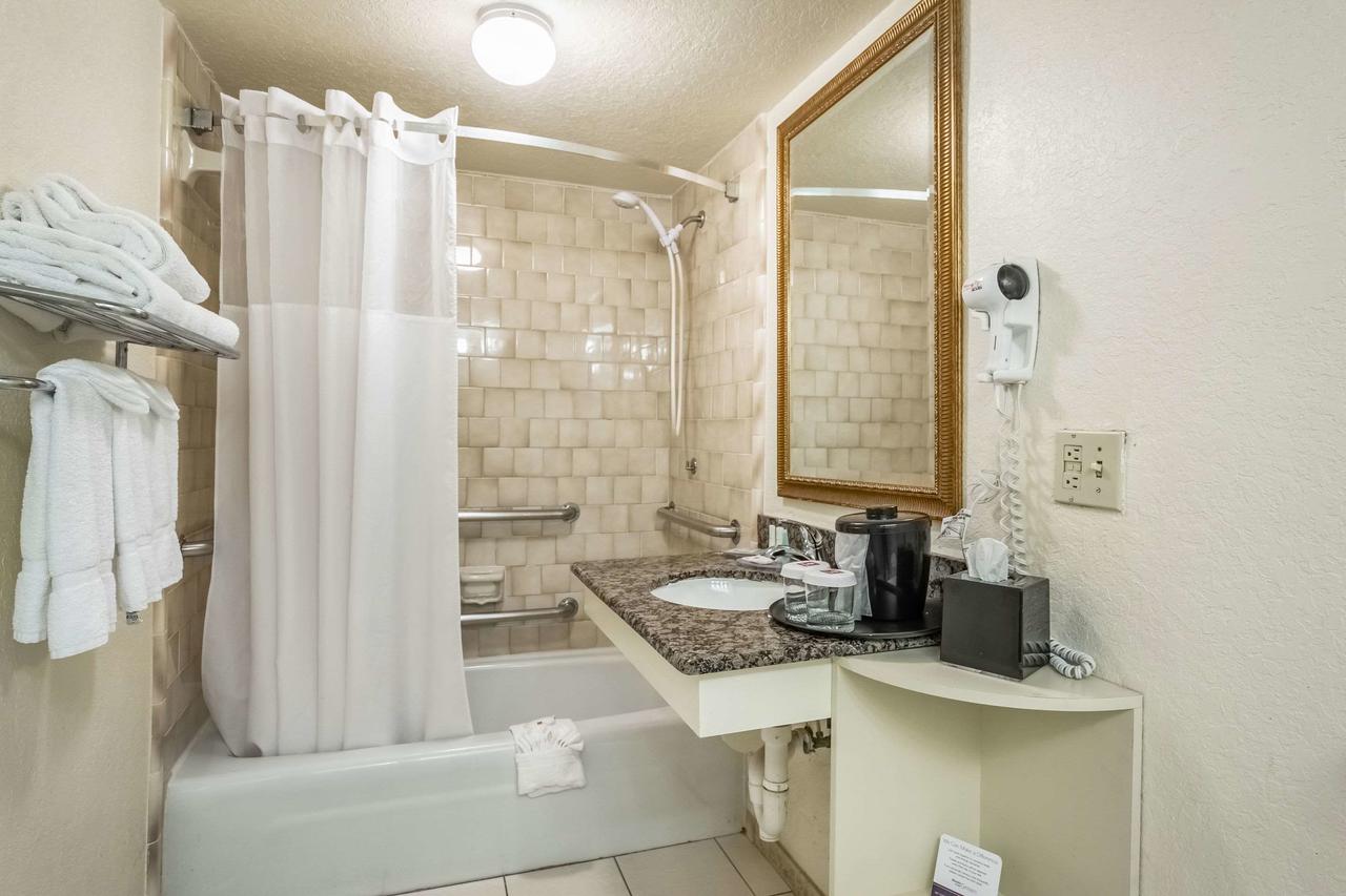 Clarion Inn & Suites Clearwater - thumb 25