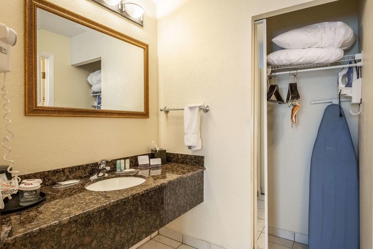 Clarion Inn & Suites Clearwater - thumb 11