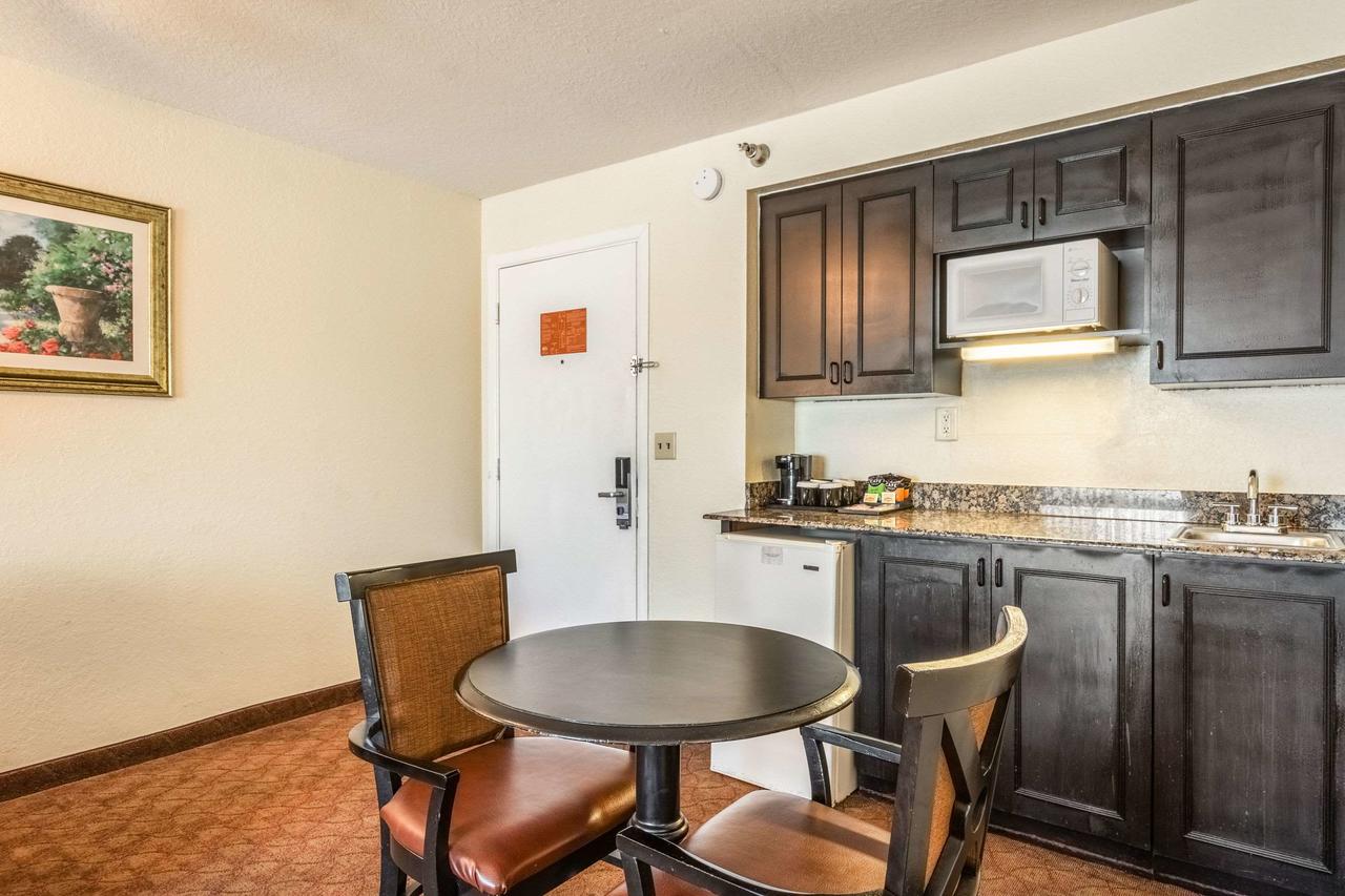 Clarion Inn & Suites Clearwater - thumb 38