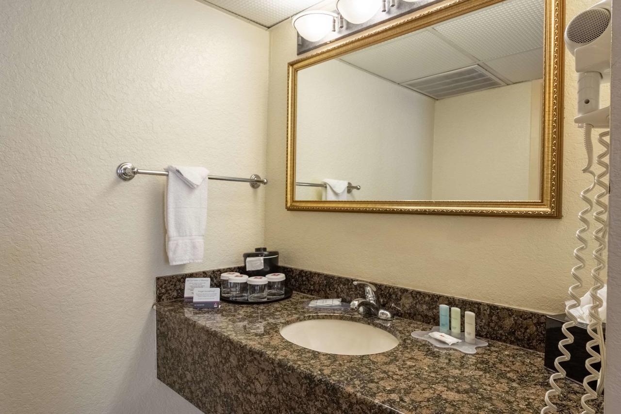 Clarion Inn & Suites Clearwater - thumb 10