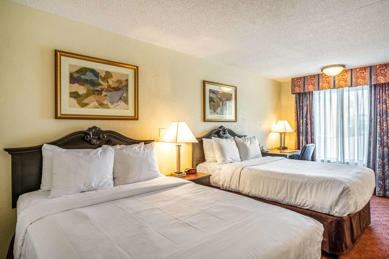 Clarion Inn & Suites Clearwater - thumb 37