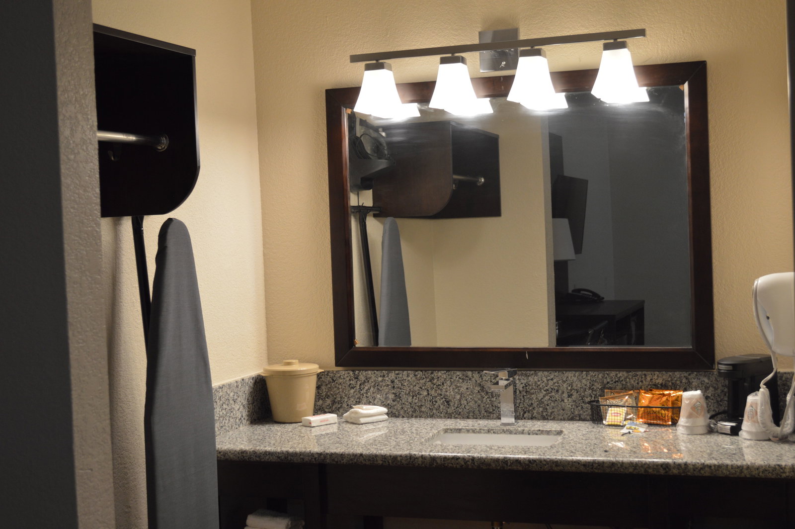 Red Roof Inn & Suites Sacramento North - thumb 16