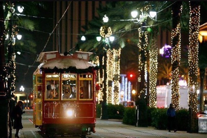 New Orleans Jingle Bells, Booze, History, Paranormal And Voodoo Walking Tour - thumb 2